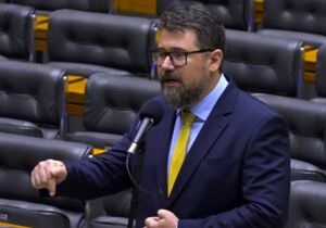 Pollon tira de Lula autoridade sobre armas