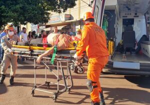 Professora é atropelada por caminhonete no centro