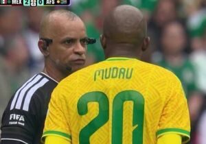 Vitória do México e três expulsões abrem o Mundial