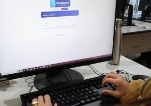 Contribuinte 'aprende' a usar pagamentos online