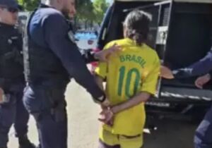 Homem morre a facada após falar que Brasil iria perder