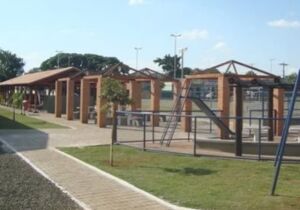 Família embriagada provoca brigueiro na praça
