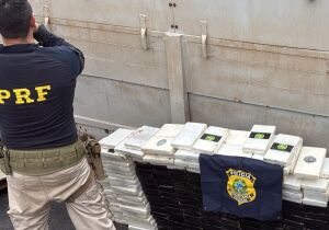 PRF encontra caminhão com 420 kg de cocaína