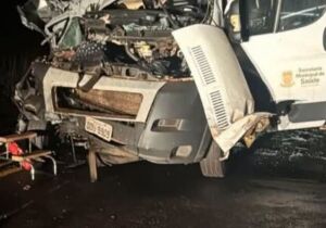 Quatro morrem em choque de ambulância com caminhão