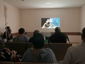 Cassems usa cinema no cuidado a pacientes oncológicos