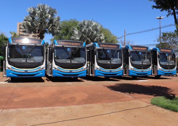 Prefeitura entrega cinco novos ônibus para frota de transporte coletivo