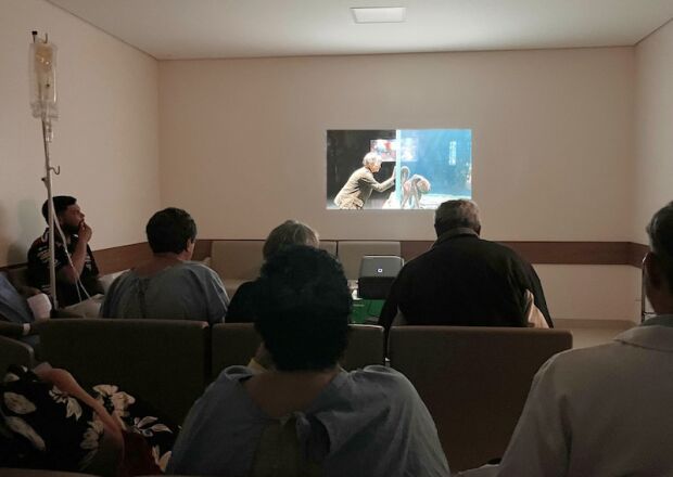 Cassems usa cinema no cuidado a pacientes oncológicos