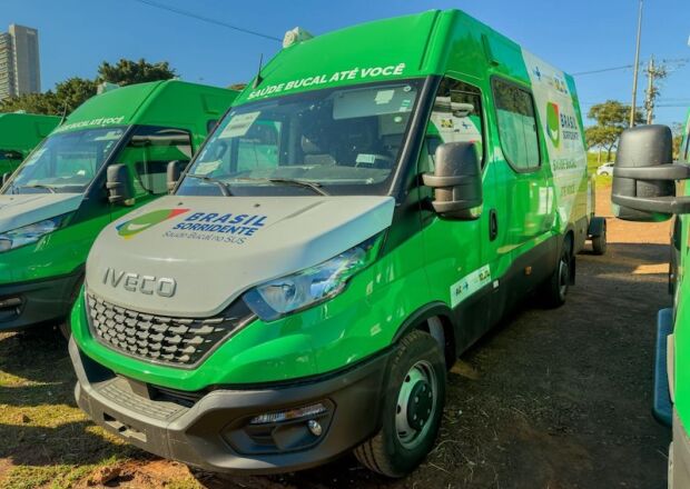 Geraldo Resende entrega 15 micro-ônibus do SUS