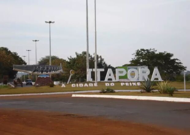 Entregador morre ao bater moto em árvore