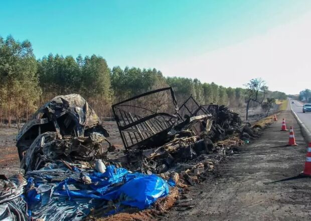 Choque de veículos tem explosão e 4 mortes