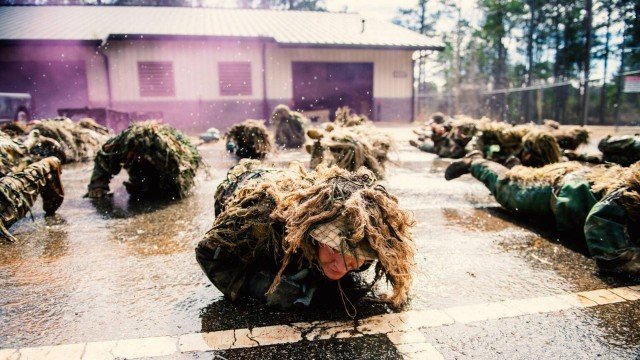 Mulher participa do curso de formação de snipers do Exército americano