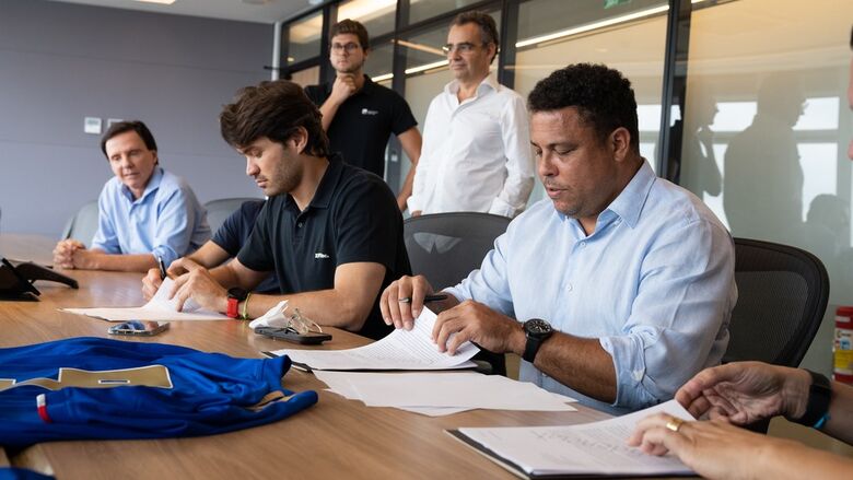 Ronaldo assina contrato com o Cruzeiro, sob olhar de Régis Campos, conselheiro do clube