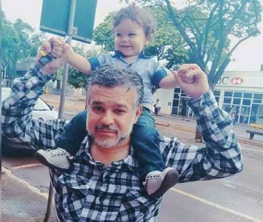 Jornalista Nicanor Coelho, com o filho Benjamin: vida à exaustão