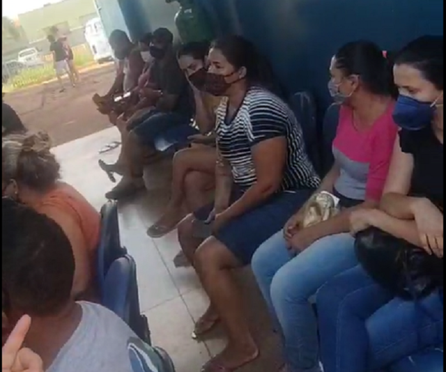 Pessoas se aglomeram do lado de fora da UPA esperando atendimento