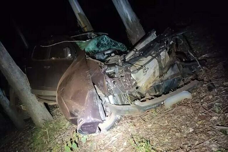 Veículo ficou completamente destruído depois do acidente