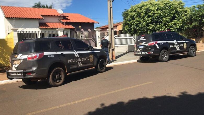 Viaturas da Polícia Civil em frente a casa do suspeito