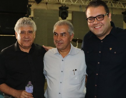 Eudélio, com o governador Reinaldo Azambuja e o filho, prefeito Alan Guedes