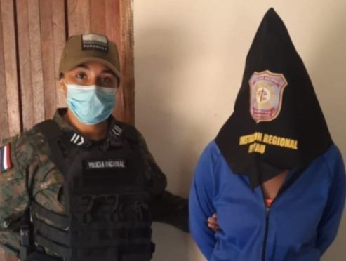 Polícia paraguaia apresenta mulher presa por participação em crime