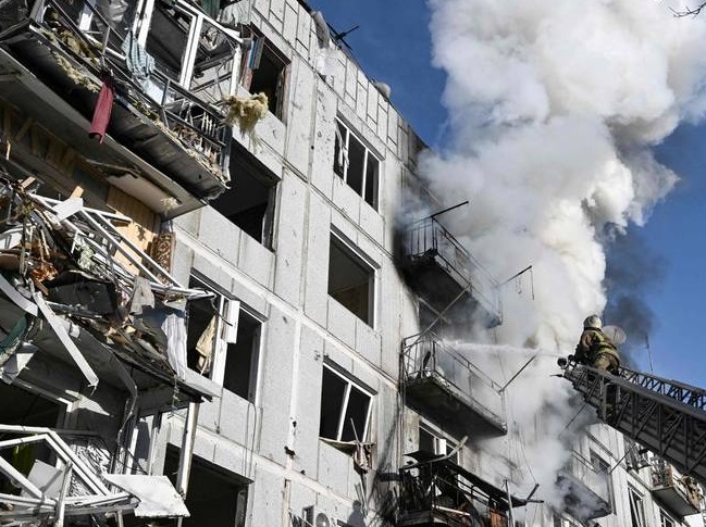 Bombeiros tentam resgatar vítimas em prédio atingido na Ucrânia