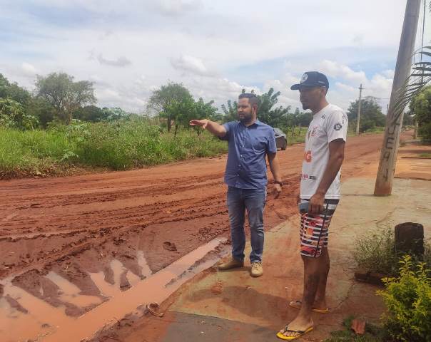 Vereador acompanha serviços em bairro, junto com morador