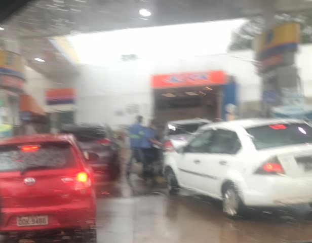 Consumidor faz fila em posto de combustíveis para pegar 'preço velho'