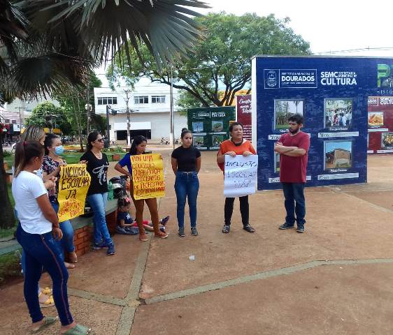 Ato na praça cobra política de inclusão para Rede Municipal de Ensino