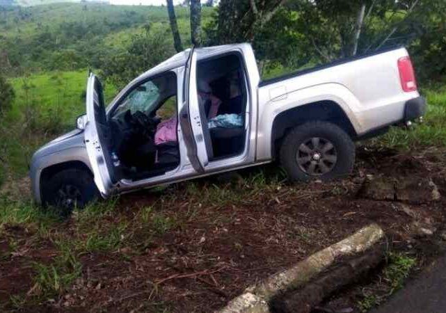 Carro conduzido por marido da pastora colidiu em árvore