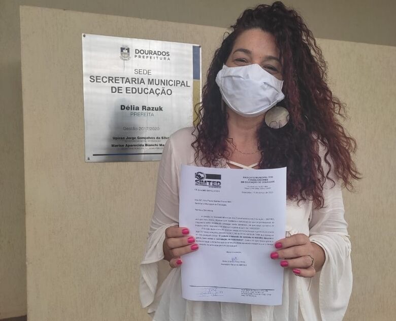 Dirigente sindical mostra protocolo de greve encaminhado ao Município