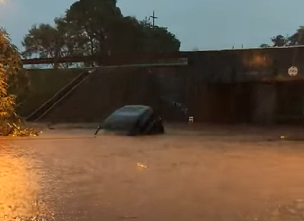 Carro fica submerso ao tentar cruzar túnel entre os dois bairros