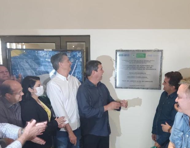 Eduardo Riedel inaugura auditório da Uems em Dourados
