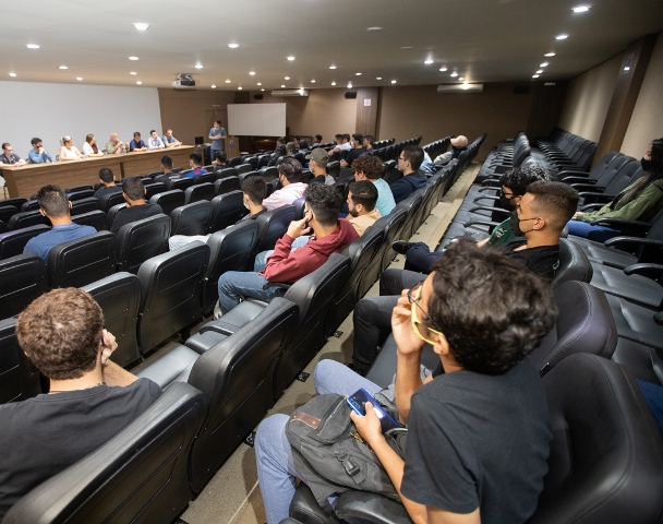Mesa-redonda reuniu professores e egressos do curso