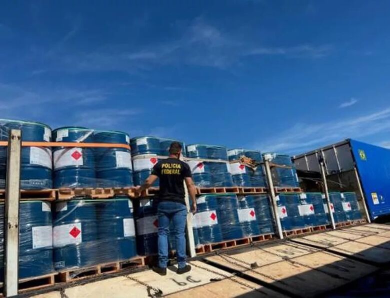 Barris com produto químico apreendidos em Corumbá (MS)