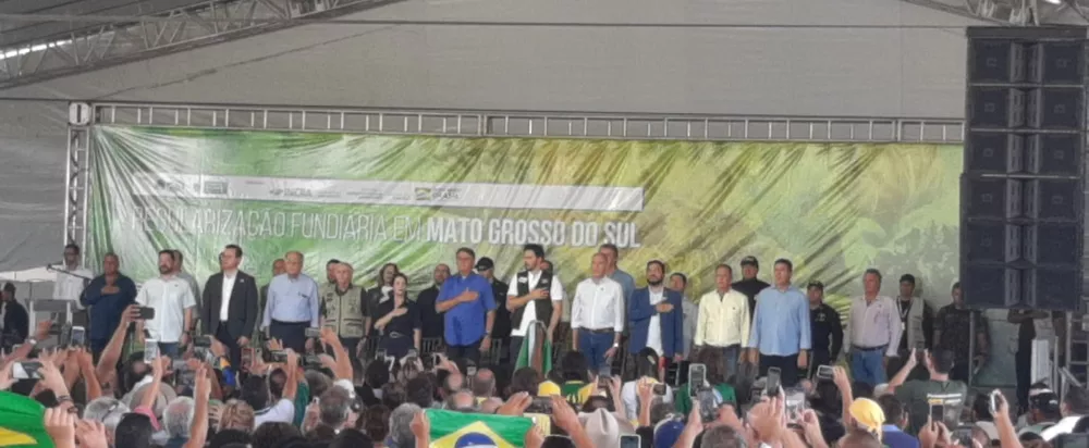 Bolsonaro acompanhado de ministros, deputados e autoridades durante visita a Ponta Porã 