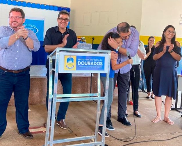 Vereador Cemar comemora entrega de cozinha reformada em escola