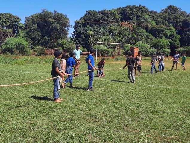 Atividade de cabo de guerra envolve crianças indígenas