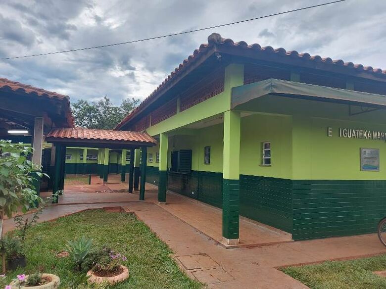 Secretária vem entregar escola reformada na aldeia Jaguapiru