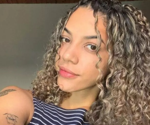 Jovem colidiu moto em carro que fazia conversão para entrar em garagem