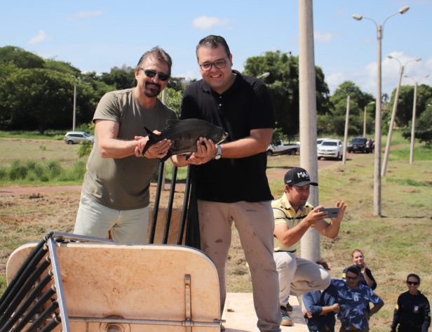 Alan Guedes e Zanata soltam espécies no lago do Parque
