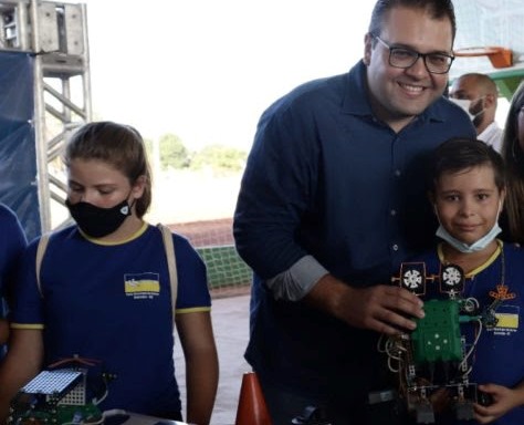 Alan Guedes, com aluno da Rede Municipal e o robozinho