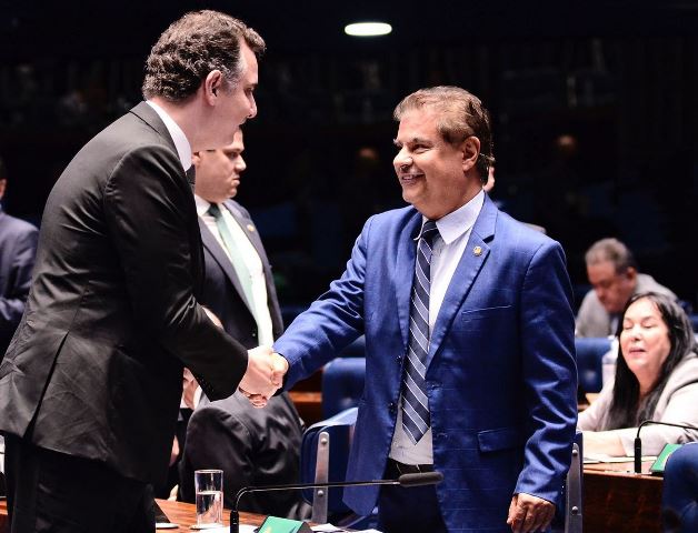 Presidente do Senado, Rodrigo Pacheco, cumprimenta Nelsinho