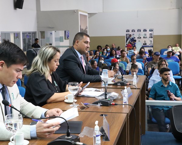 Professores participaram da sessão desta segunda-feira na Câmara