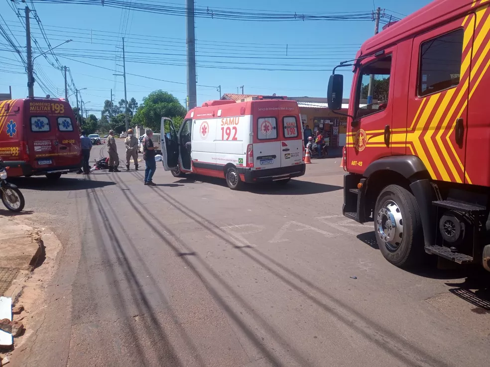 Bombeiros e Samu no cruzamento onde aconteceu o acidente