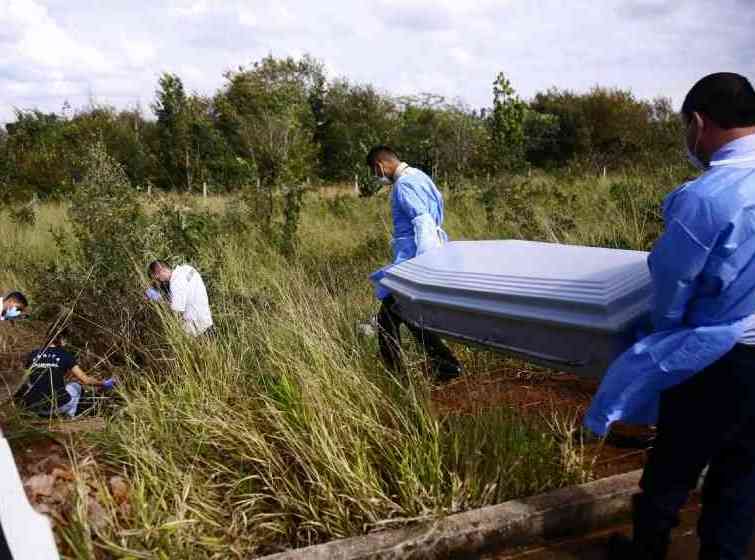 Peritos encontraram o corpo carbonizado às margens de rodovia
