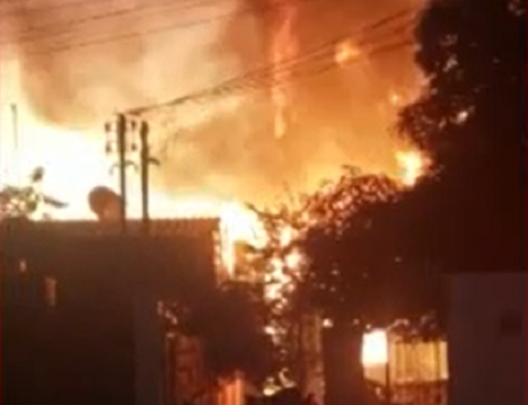Incêndio tomou conta das casas durante briga de casal