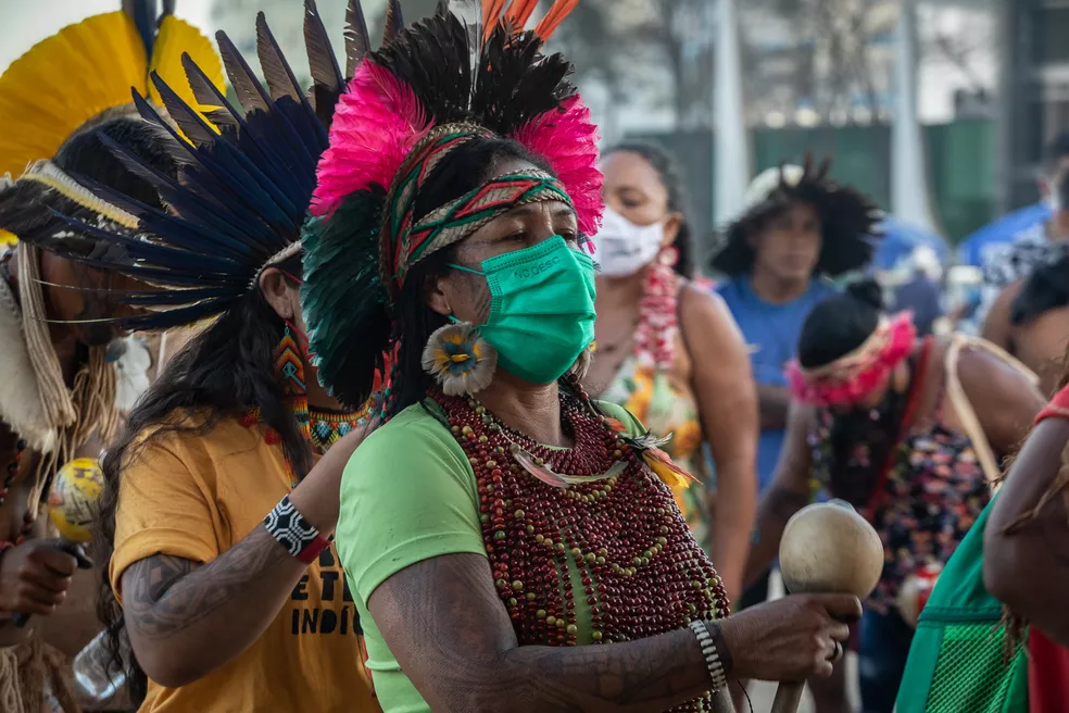 Foto de arquivo mostra indígenas em frente ao STF, em Brasília, durante julgamento do Marco Temporal 