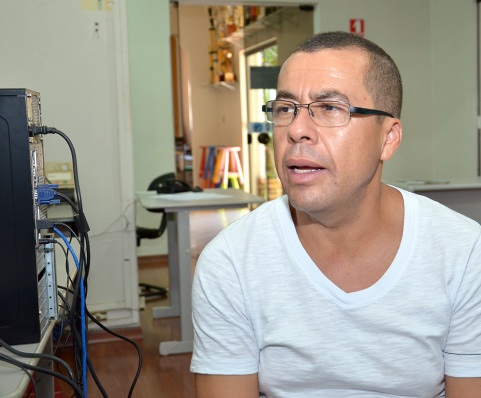 Diretor da escola Reis Veloso, professor José Carlos lança livro