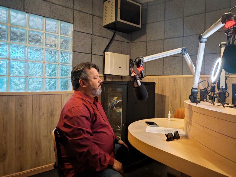 Pré-candidato a federal, Karlos Bernardo fala em rádio da Capital