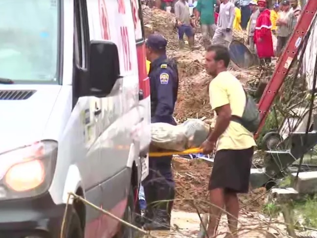 Ambulância recolhe corpos após nova chuva forte no Recife