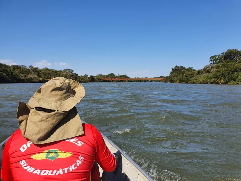 Equipes fazem buscas por jovem que sumiu em rio de MS 