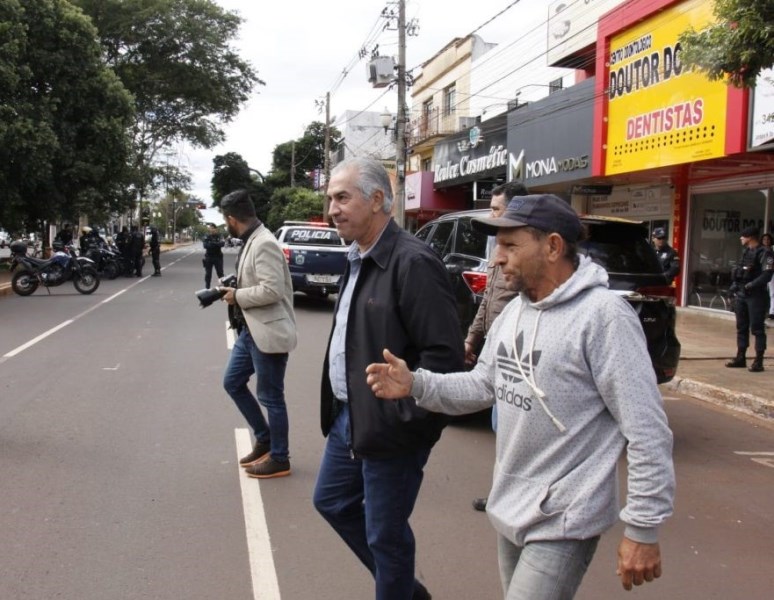 Reinaldo Azambuja passeia no centro de Dourados durante agenda